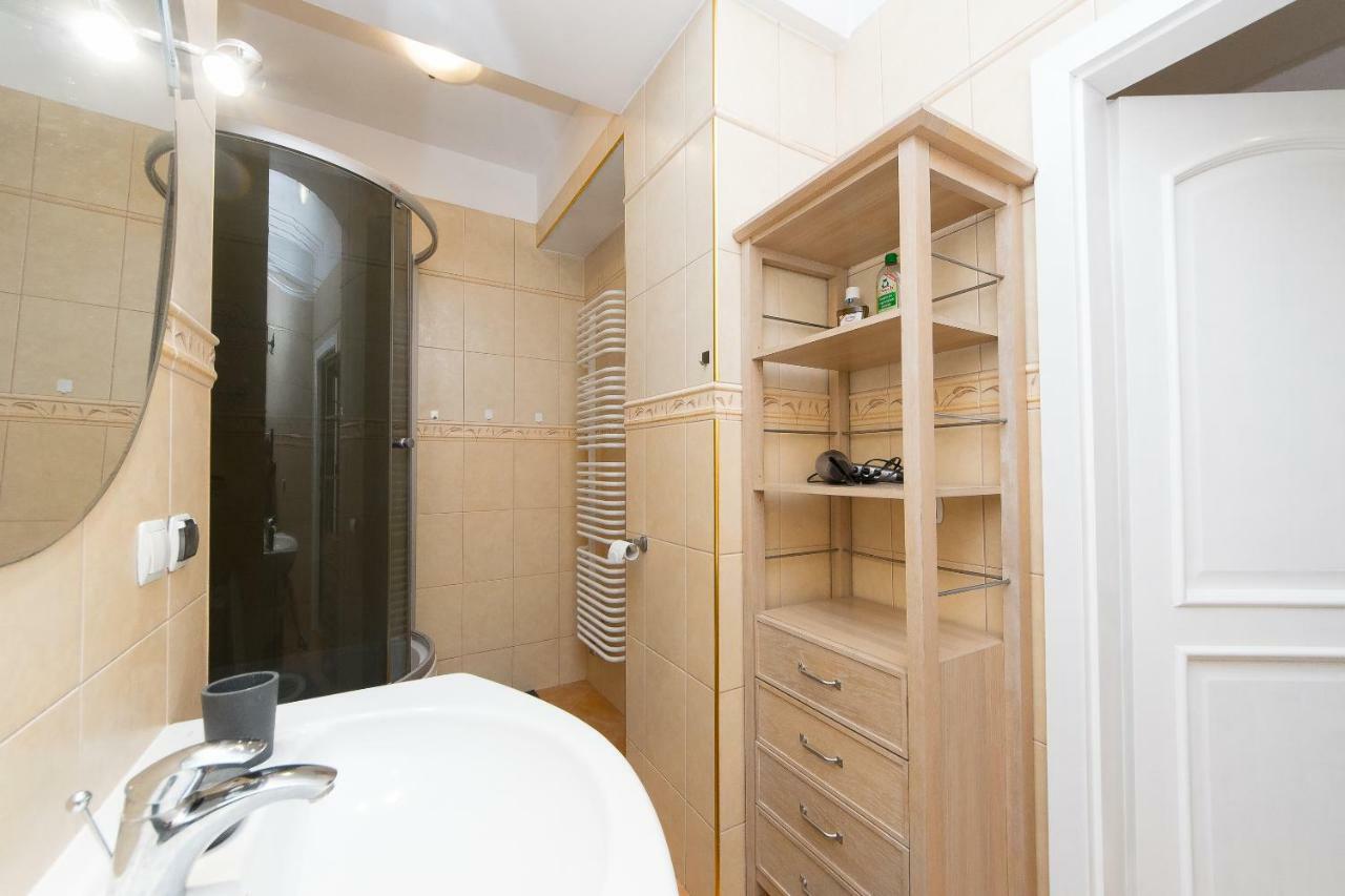 Spacious Apartment In Old Town P4You Pl Краків Екстер'єр фото